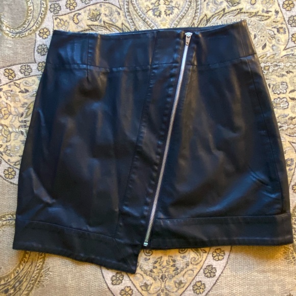 Silence & Noise Size Woman’s 6 Vegan Leather Skirt with Full Asymmetrical Zipper
